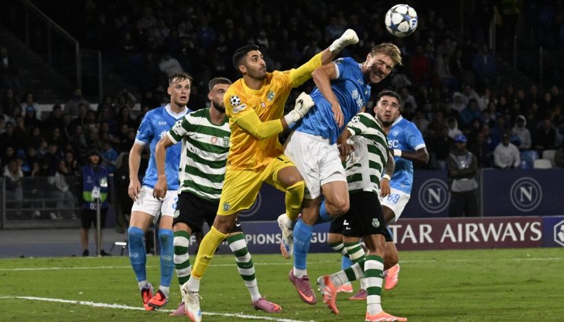 Napoli-Sporting Lisbona, moviola: dal rigore negato al penalty contro in 4’, Makkelie non convince
