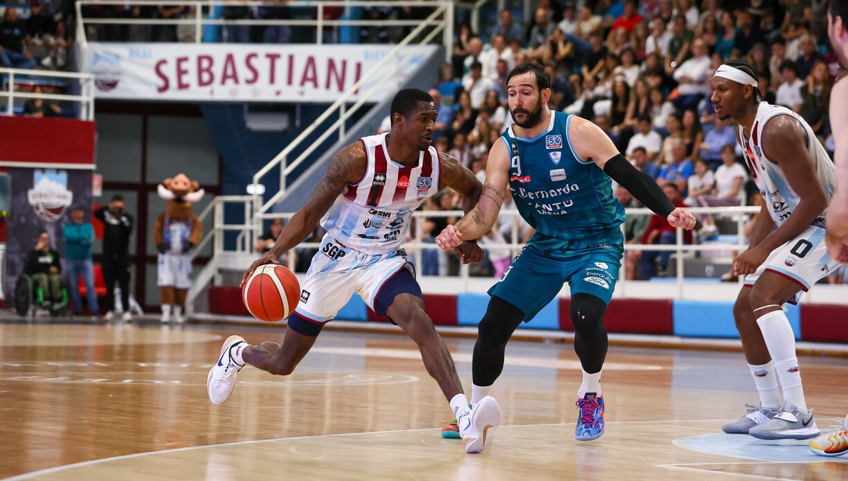 https://wips.plug.it/cips/sport.virgilio.it/cms/2025/10/rieti-coach-umiliato-in-diretta-da-giornalista-attacco-surreale.jpg
