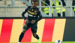 Samuel Asamoah, rottura del collo e rischio paralisi: chi è il calciatore togolese che tiene in ansia la Cina