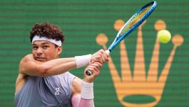 Shelton, il "bulletto" in crisi: cede a Goffin sotto gli occhi di Sinner, la reazione imperdibile di Jannik