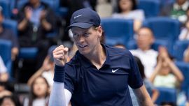 Sinner cancella Vespa, Iene e polemiche: a Parigi ritrova il sorriso e incrocia Bergs, quando debutta