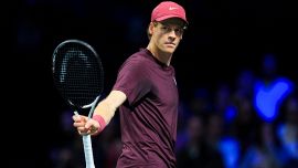 Sinner e Cahill, battibecco a Parigi: Jannik rimprovera il coach, poi la pace. E in semifinale ritrova Zverev