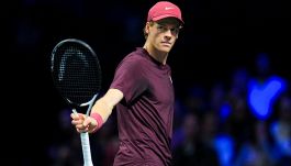 Sinner e Cahill, battibecco a Parigi: Jannik rimprovera il coach, poi la pace. E in semifinale ritrova Zverev