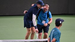 Come sta Sinner dopo il ritiro a Shanghai, l'impatto inevitabile sulla programmazione e la corsa ranking ad Alcaraz