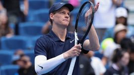 Sinner a Riad per il Six Kings Slam, sauditi pazzi per Jannik: ma il video con lo sceicco imbarazza