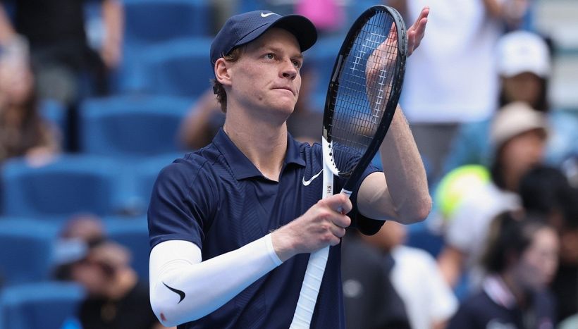 Sinner a Riad per il Six Kings Slam, sauditi pazzi per Jannik: ma il video con lo sceicco imbarazza