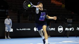 Six Kings Slam, Sinner finge di temere Tsitsipas, dà un indizio su Parigi e s'allena col giornalista