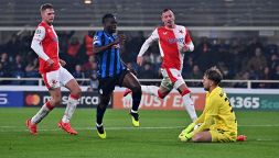 Atalanta-Slavia Praga, moviola: due rigori potevano cambiare tutto, stracciata maglia De Ketelaere