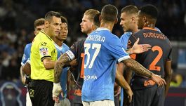 Napoli-Inter, moviola: arbitro in confusione, quanti dubbi su rigori e ammonizioni poi la rissa in campo