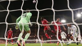 Martinez, papera alla Donnarumma e il Liverpool torna alla vittoria ma Chiesa resta a guardare