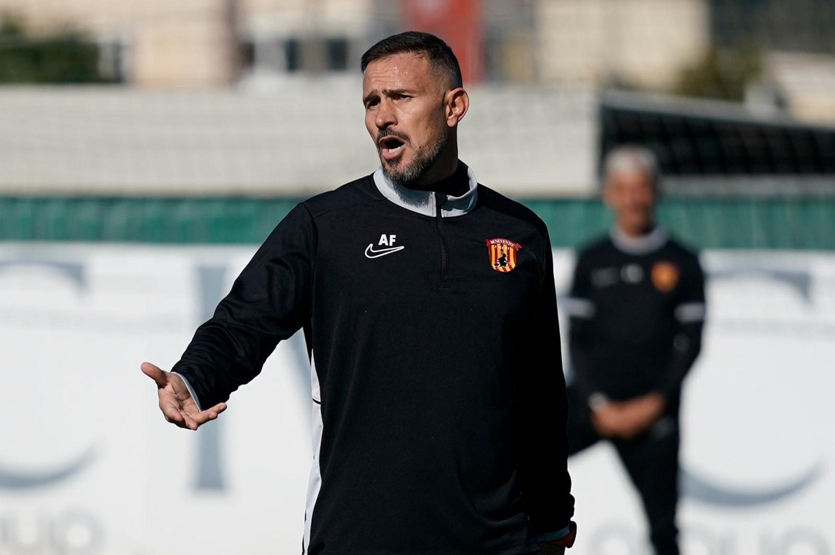 https://wips.plug.it/cips/sport.virgilio.it/cms/2025/11/antonio-floro-flores-allenatore-benevento-lps.jpg