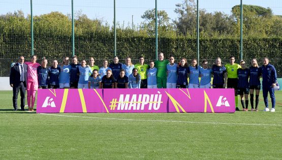 Serie A Women, la linea di centrocampo rossa contro la violenza sulle donne in occasione del 25 novembre