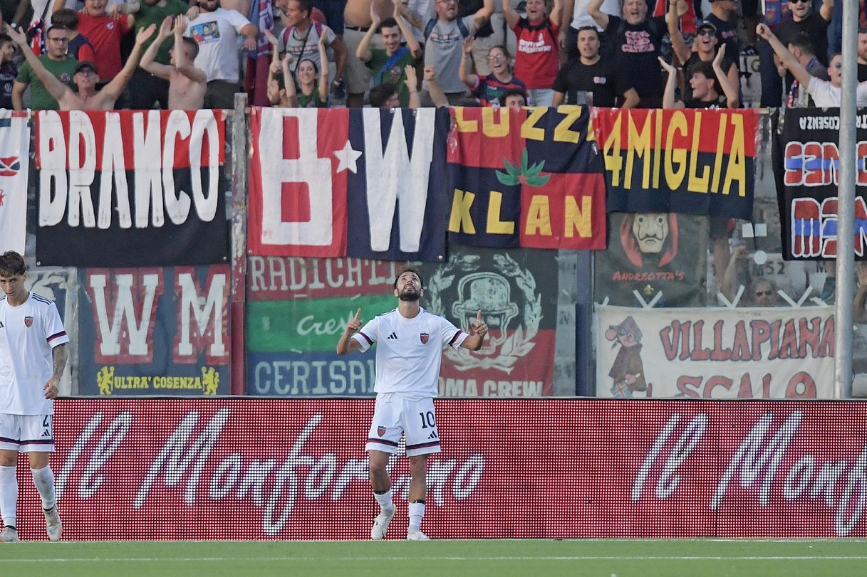 Garritano del Cosenza esulta dopo un gol (LPS)