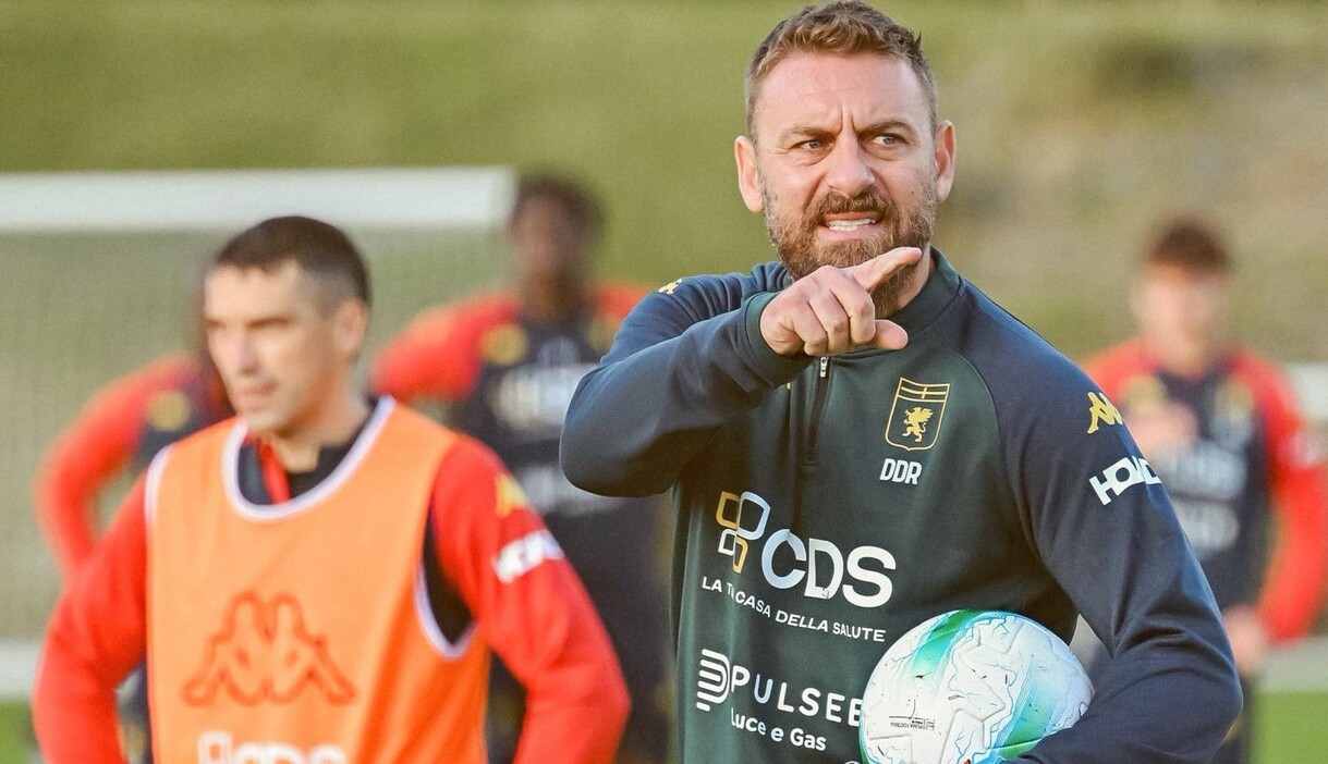 https://wips.plug.it/cips/sport.virgilio.it/cms/2025/11/genoa-daniele-de-rossi-presentazione.jpg