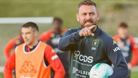 Genoa, l'ultima sfida di De Rossi, allenator Futuro: anche Balotelli tifa per lui
