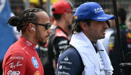 Sainz accusa Hamilton: "Mi ha strangolato". F1 e Wec, Ferrari a due velocità: colpe e meriti di Elkann