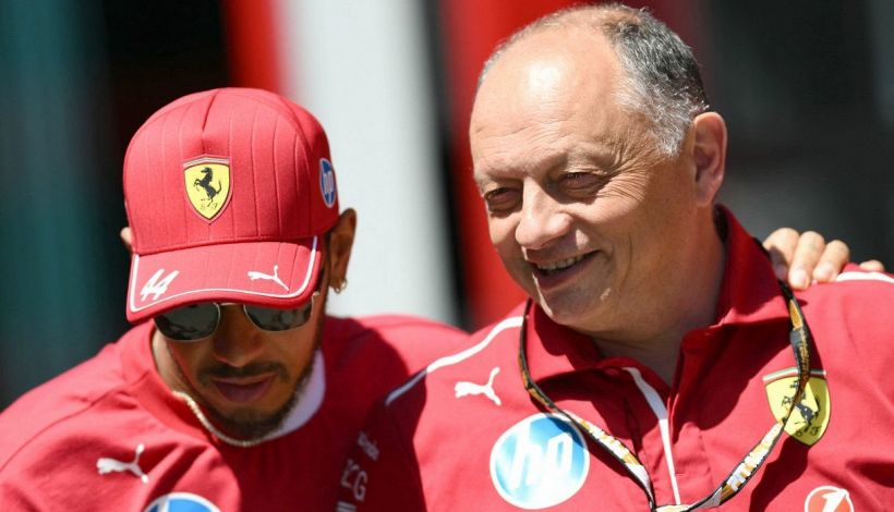 Hamilton sempre peggio, triste anniversario senza podio ma Vasseur se la prende con la tv: "Conosco il sistema"