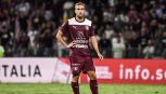 Salernitana-Crotone, paura per Marco Villa: il giocatore colpito alla testa, portato via in ambulanza. Le condizioni