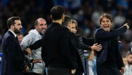 Napoli-Como, storie tese tra Conte e Fabregas: la “strategia” di Cesc nel mirino dei social ed è bufera su Politano