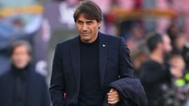 Bologna-Napoli, Conte si dice preoccupato e accusa la squadra e se stesso ma per i tifosi non è più tempo di scuse: web furioso