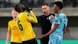 Simulazione clamorosa dopo il contatto con l'arbitro in Europa League: che sceneggiata di Cissé