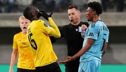 Simulazione clamorosa dopo il contatto con l'arbitro in Europa League: che sceneggiata di Cissé