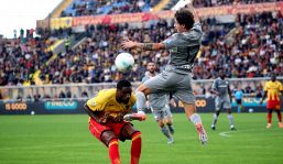 Lecce-Verona, moviola: rigore revocato a Camarda ma che gaffe dell’arbitro