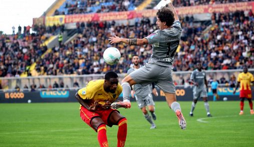 Lecce-Verona, moviola: rigore revocato a Camarda ma che gaffe dell’arbitro