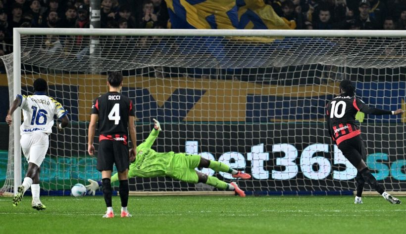 Parma-Milan, moviola: nessuno vede la spinta di Pavlovic, Di Bello smentisce il Var