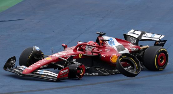 Incubo Ferrari, doppio ritiro: Leclerc colpito e affondato urla in radio "Vaffa!". Hamilton polemico con la Fia