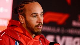 Hamilton e Leclerc risposta a Elkann ma Lewis affonda il colpo: 'Posso fare meno interviste' e Charles va da Newey