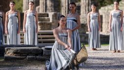 Milano-Cortina 2026, fiaccola accesa ad Atene ma al chiuso: ecco le immagini della cerimonia storica