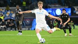 Napoli-Qarabag, moviola: Marciniak stavolta il rigore lo vede ma era 10 volte meno netto di quello su Lozano