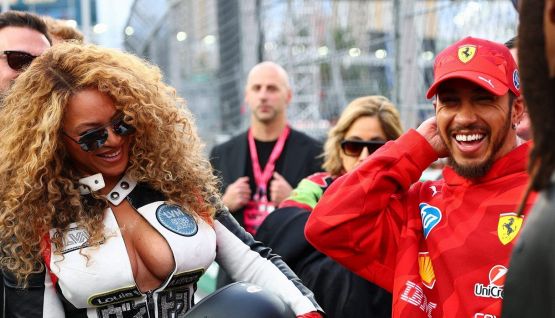Hamilton imbarazzato da Beyonce: scollatura esagerata e giro con Lewis in Ferrari a Las Vegas