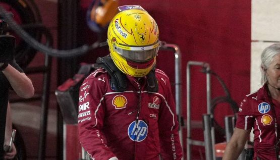 Hamilton guaio Ferrari: "Non sente la macchina" ma il confronto con Leclerc e Alonso è imbarazzante