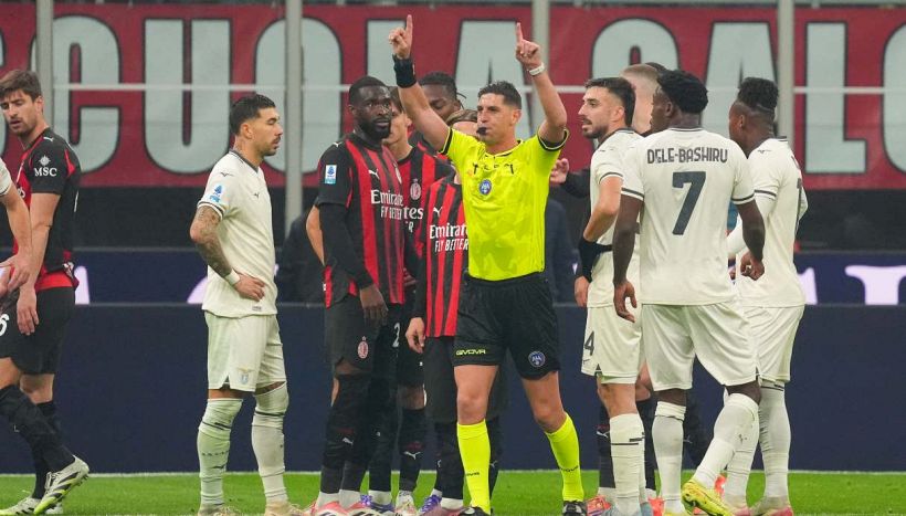 Milan-Lazio, Adani sceglie la foto di un cimitero: “E’ morto il mestiere dell’arbitro”. Condò ribalta tutto: “Collu è un genio”