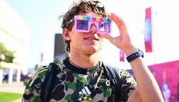 Kimi Antonelli sorride, da Las Vegas al Qatar ecco gli occhiali rosa del podio: "Fuori dalla spirale negativa"