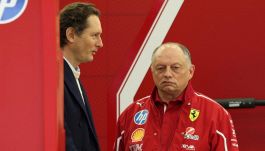 Elkann ce l'aveva con Hamilton: "Frecciatine ipocrite", la stampa inglese insorge e spinge Leclerc all'addio