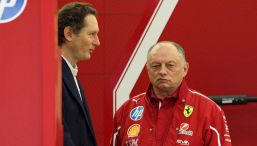 Elkann ce l'aveva con Hamilton: "Frecciatine ipocrite", la stampa inglese insorge e spinge Leclerc all'addio