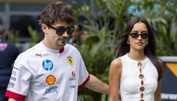 Leclerc sposa Alexandra: auguri di Hamilton, Federica Masolin e Laila Hasanovic. Haters contro l'ex Charlotte Siine
