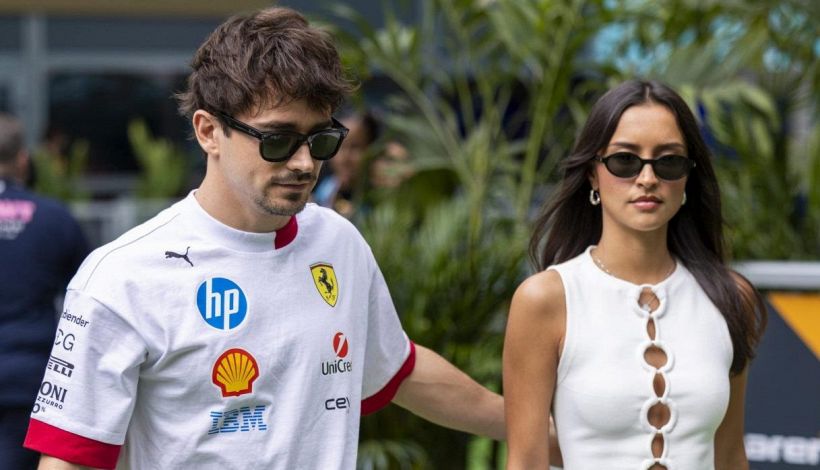 Leclerc sposa Alexandra: auguri di Hamilton, Federica Masolin e Laila Hasanovic. Haters contro l'ex Charlotte Siine