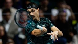 Metz, Sonego non sbaglia mai nei derby: Cobolli rimontato e battuto. Ma non è che Volandri è escluso il tennista sbagliato?