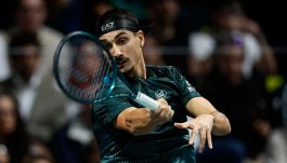 Metz, Sonego non sbaglia mai nei derby: Cobolli rimontato e battuto. Ma non è che Volandri è escluso il tennista sbagliato?