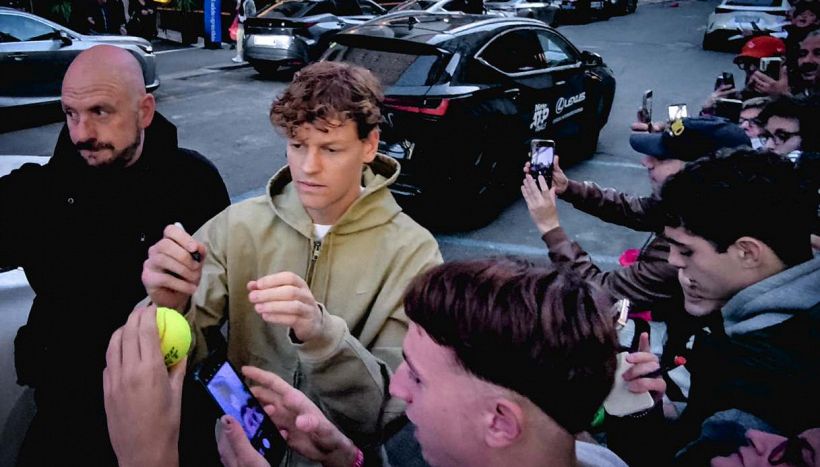 Sinner, l’attacco arriva dalla Francia: “E’ ossessionato da Alcaraz”. Ma Roddick svela il punto debole dello spagnolo