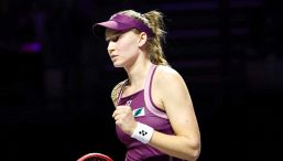 WTA Finals, finisce in polemica: il gesto di Rybakina durante la cerimonia crea imbarazzo. C’entra il caso Vukov