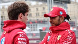 Elkann attacca frontalmente Hamilton e Leclerc: "Pensino a guidare e parlino di meno". Acque agitate in casa Ferrari