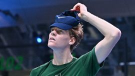 Sinner si fa male da solo: fisio in allerta, Vagnozzi se la ride. Jan, che sudata al primo ostacolo delle ATP Finals