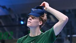 Sinner si fa male da solo: fisio in allerta, Vagnozzi se la ride. Jan, che sudata al primo ostacolo delle ATP Finals