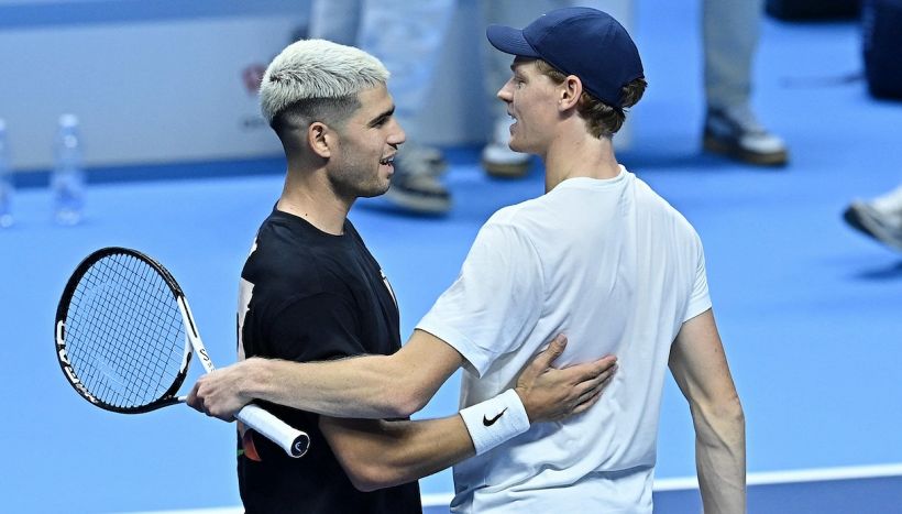 Sinner, prima il gesto da numero 1 poi l’amara ammissione su Alcaraz. Jannik a sorpresa: “Vorrei la vera Davis”