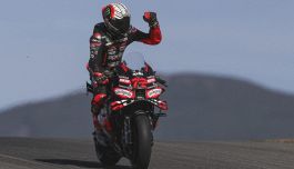 GP Valencia: Bezzecchi chiude in bellezza, doppietta Aprilia. Di Giannantonio a podio, Bagnaia buttato giù subito